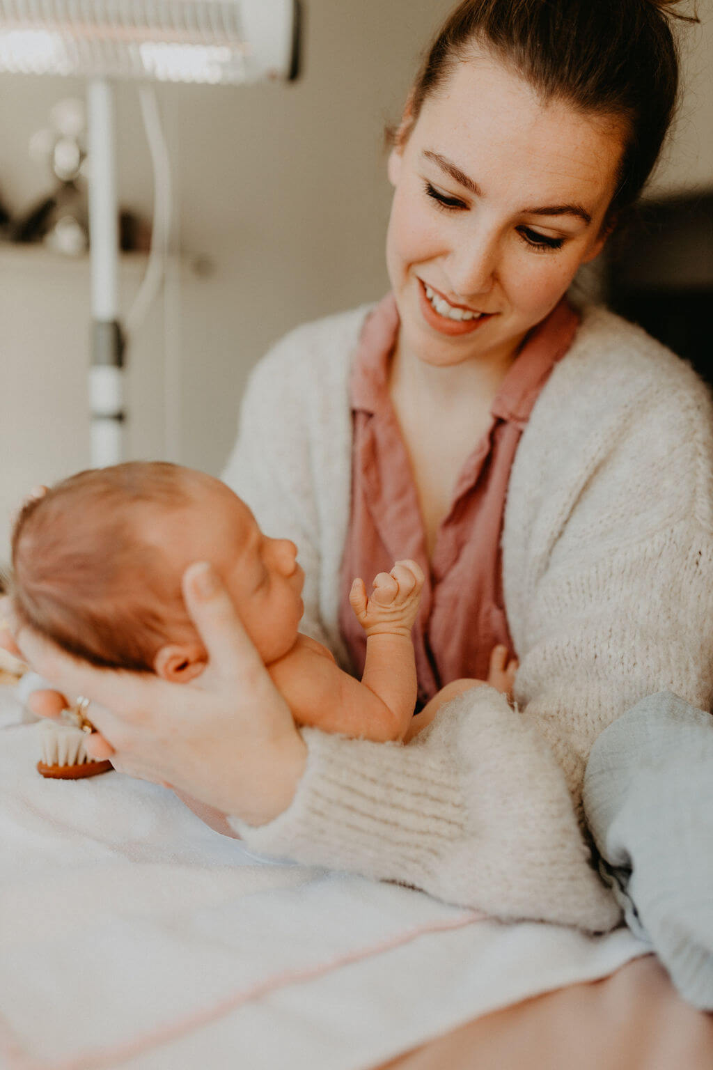 Neugeborenes mit Hebamme Neugeborenes mir Hebamme