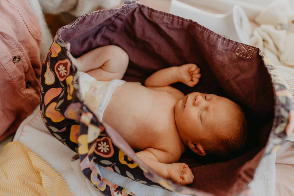 Neugeborenes im Wiegetuch