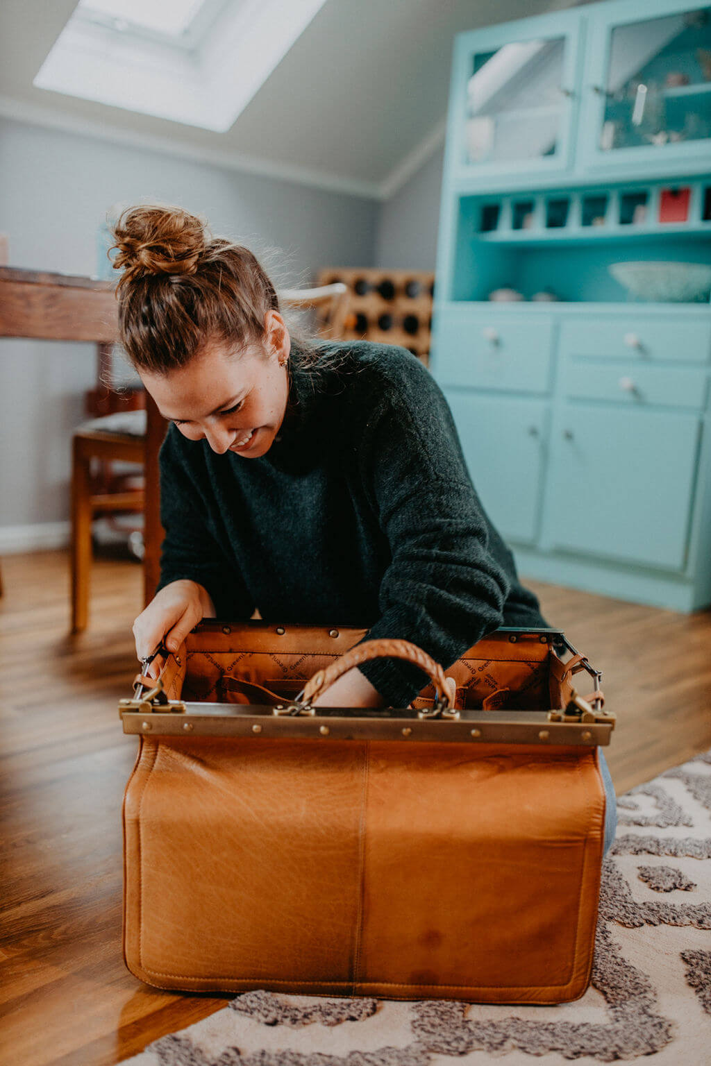 Hebamme mit Hebammentasche